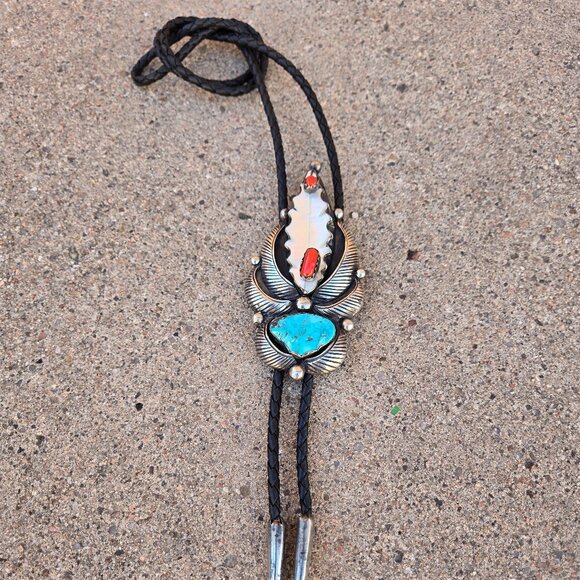 Estate Mother of Pearl Feather Bolo Tie - Picture 1 of 4